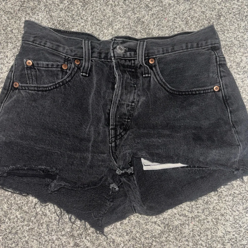 Levi 501 Women’s High-Rise Black Distressed Denim Shorts - Picture 1 of 3